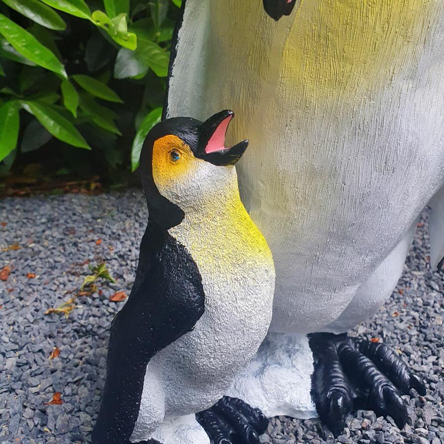 Pinguin mit Baby als Gartenfigur Nahaufnahme