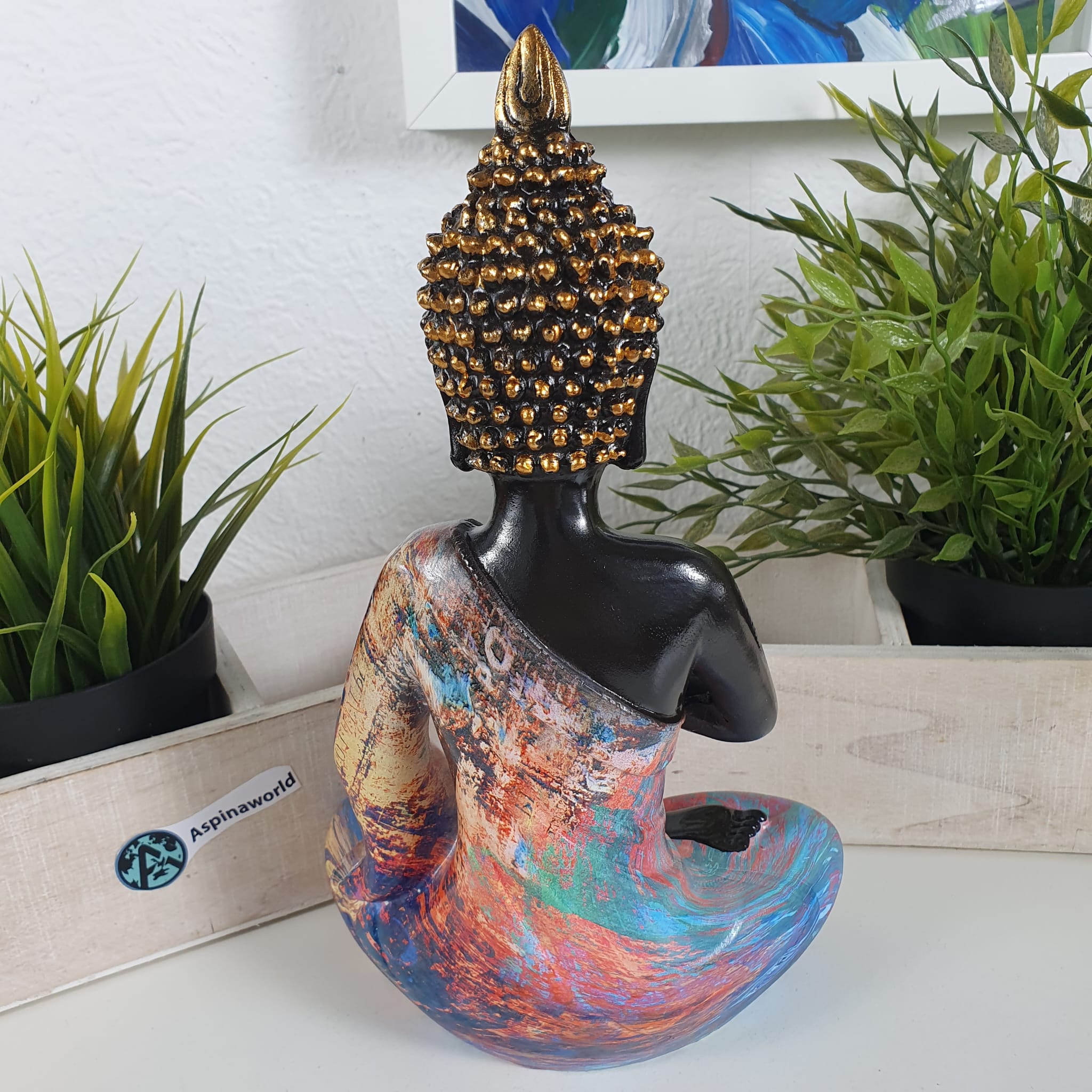 Buddha sitzt bunt als Dekofigur von Aspinaworld von hinten