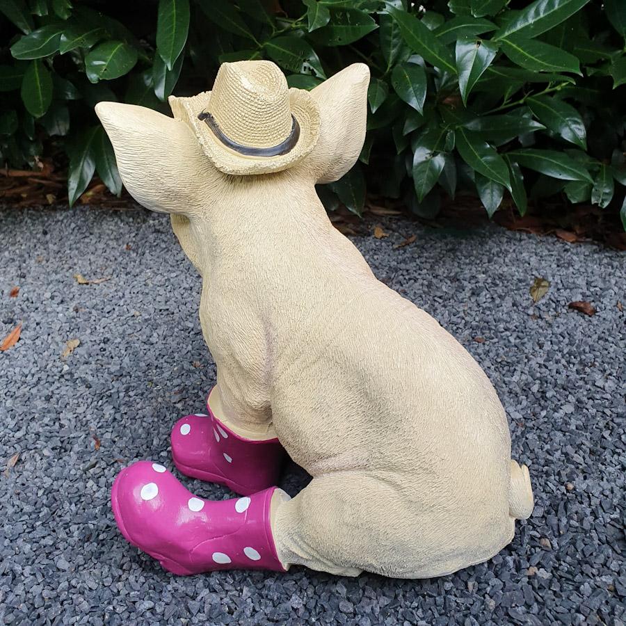  Sitzendes Schwein mit Hut und lila Stiefeln als Gartenfigur von hinten