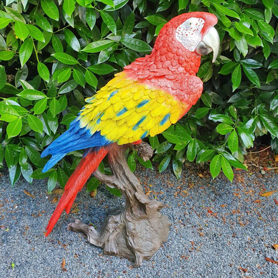 Großer Roter Papagei auf Ast als Gartenfigur