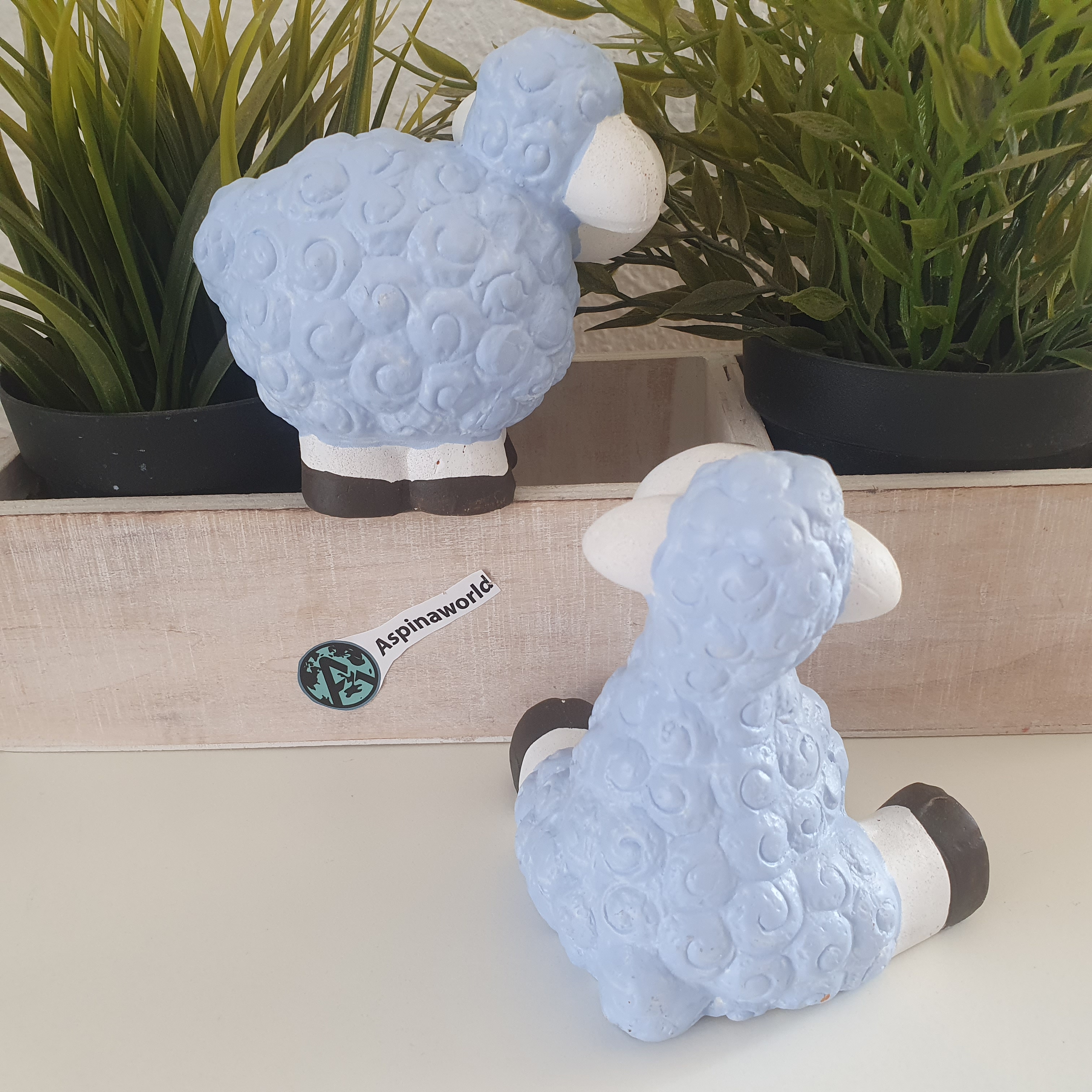 Zwei kleine Schafe mit Blauen Fell als Dekofigur von hinten