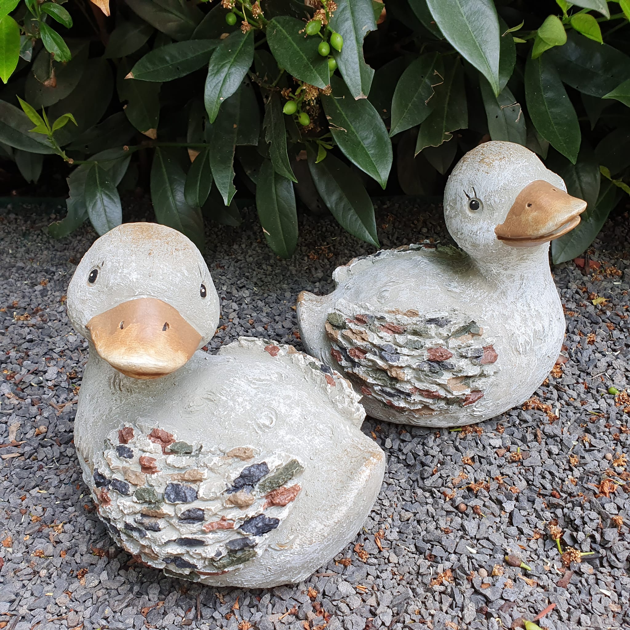 2 graue Ente in Steinoptik als Gartenfigur