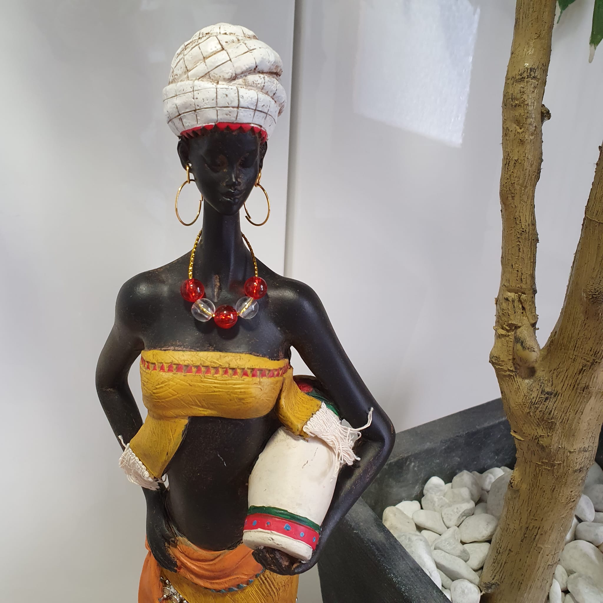 Afrikadeko Frau mit Kopftuch als Dekofigur Nahaufnahme
