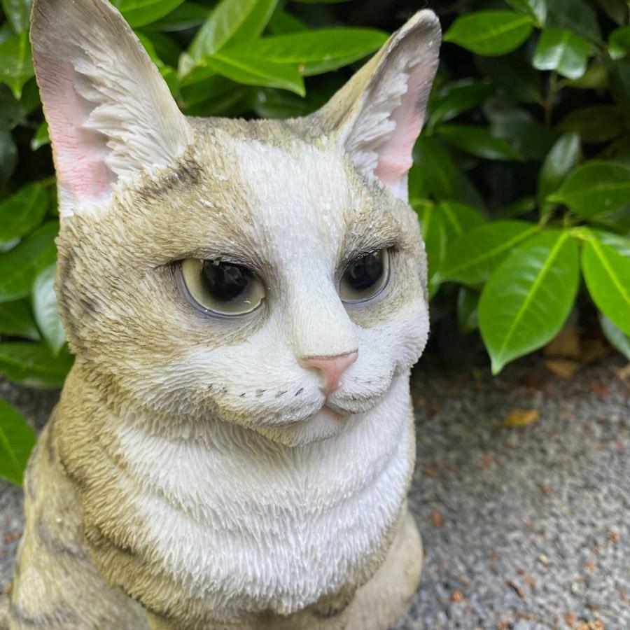 Graue sitzende Katzen Gartenfigur nah ansicht Kopf