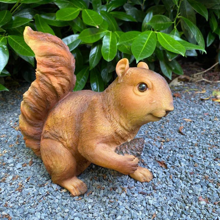 Eichhörnchen Stehend mit Nuss als Gartenfigur