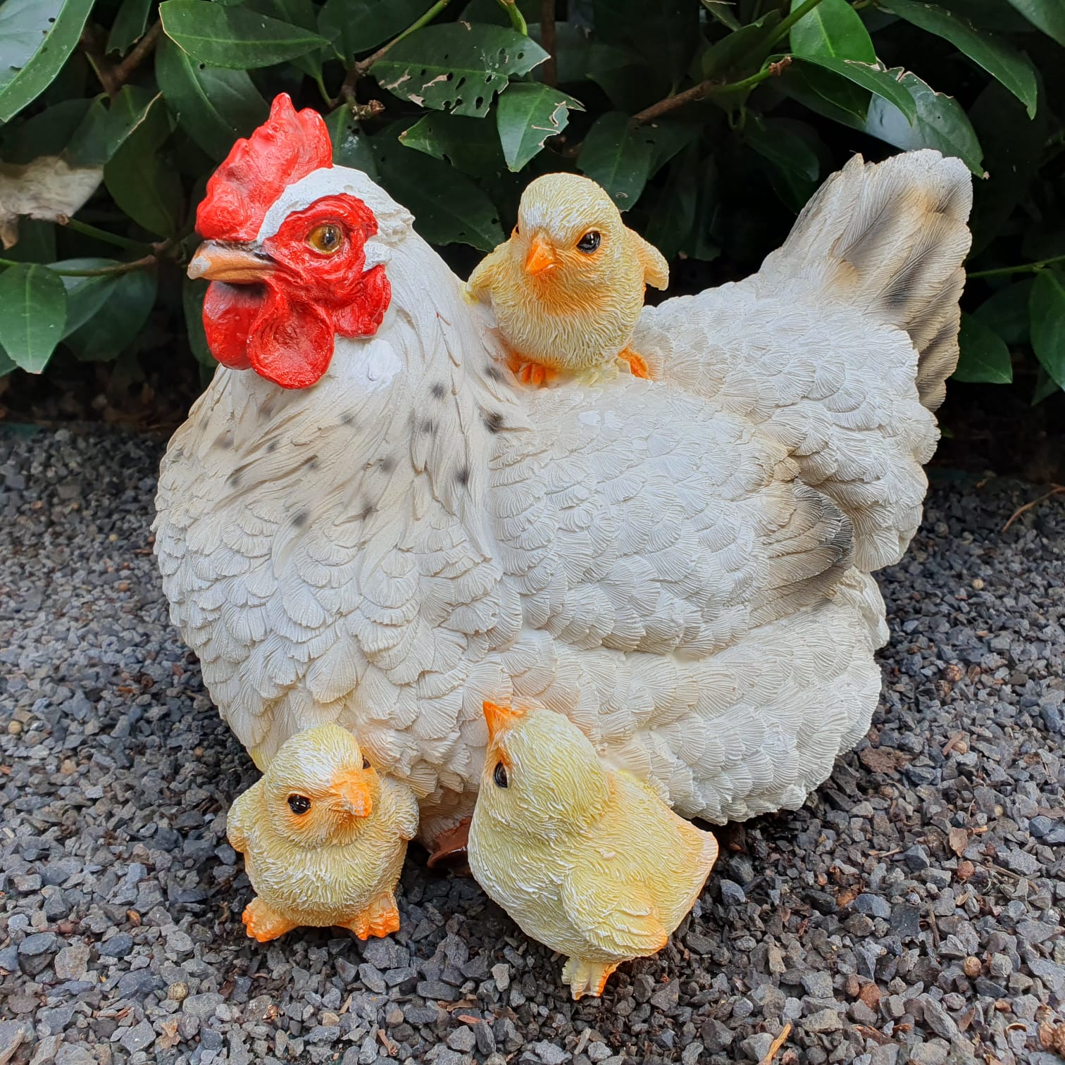 Gartenfigur sitzende weiße Huhn mit Küken Figur 25 cm