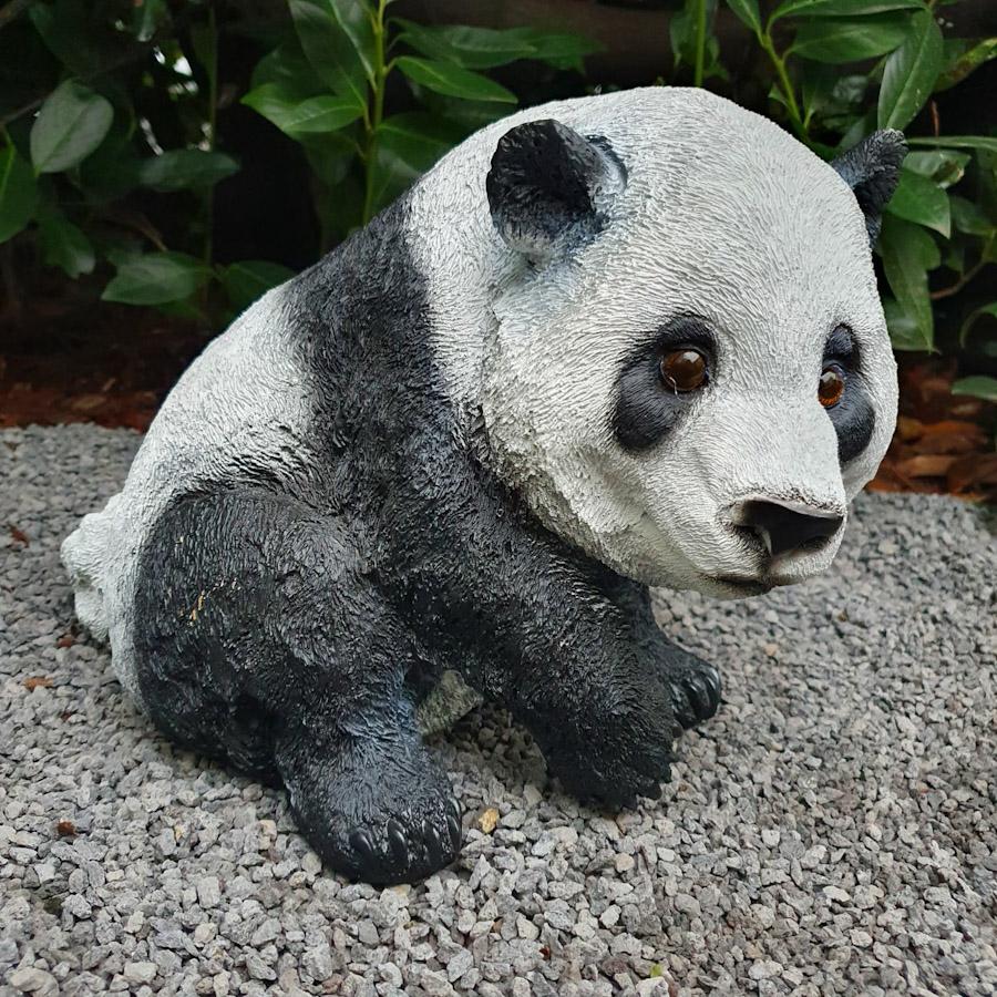 Panda Baby sitzend als Gartenfigur