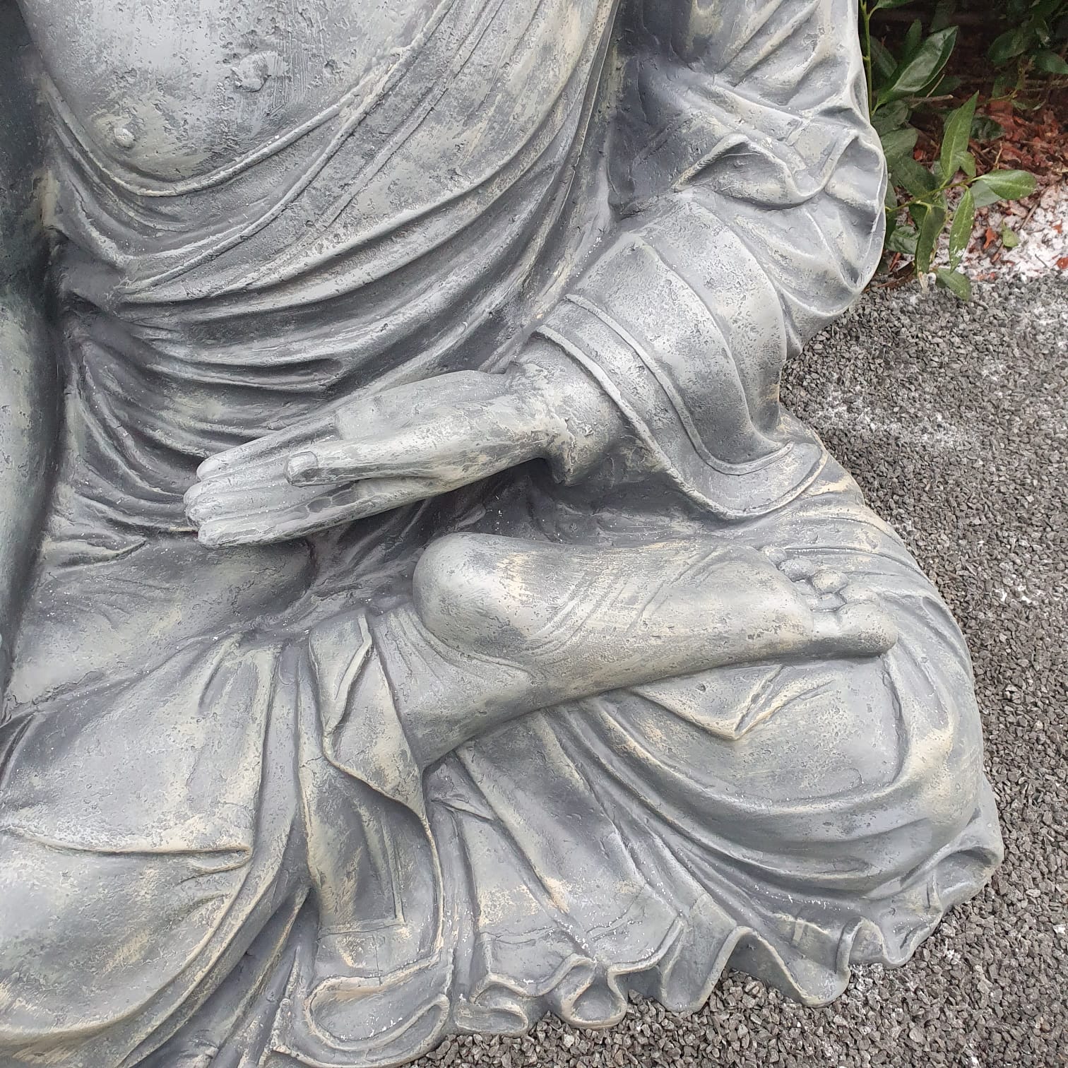Großer Asia Buddha sitzt mit offener Hand Nahansicht von der Hand