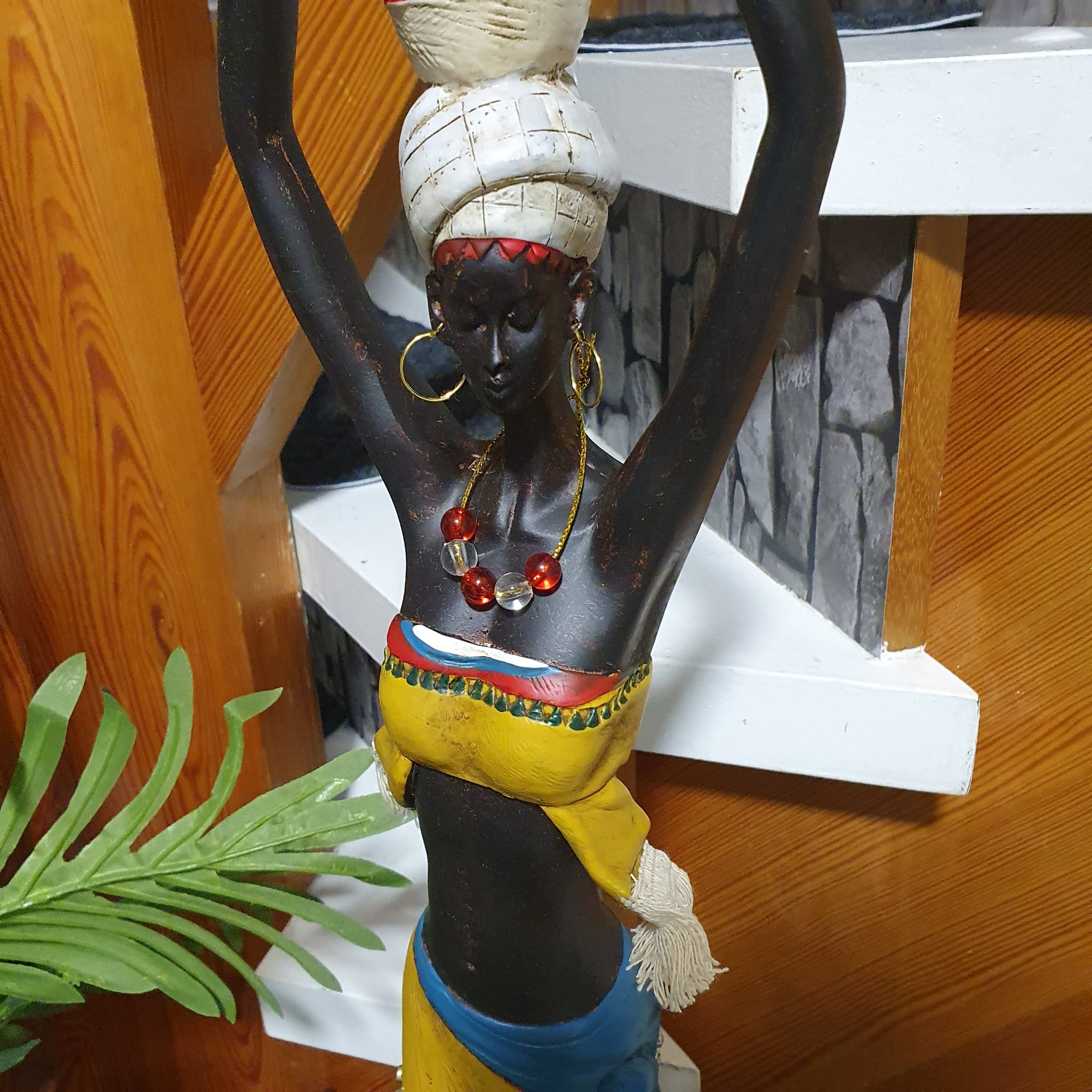 Afrikadeko Frau mit Tücher und Krg auf dem Kopf als Dekofigur Nahaufnahme