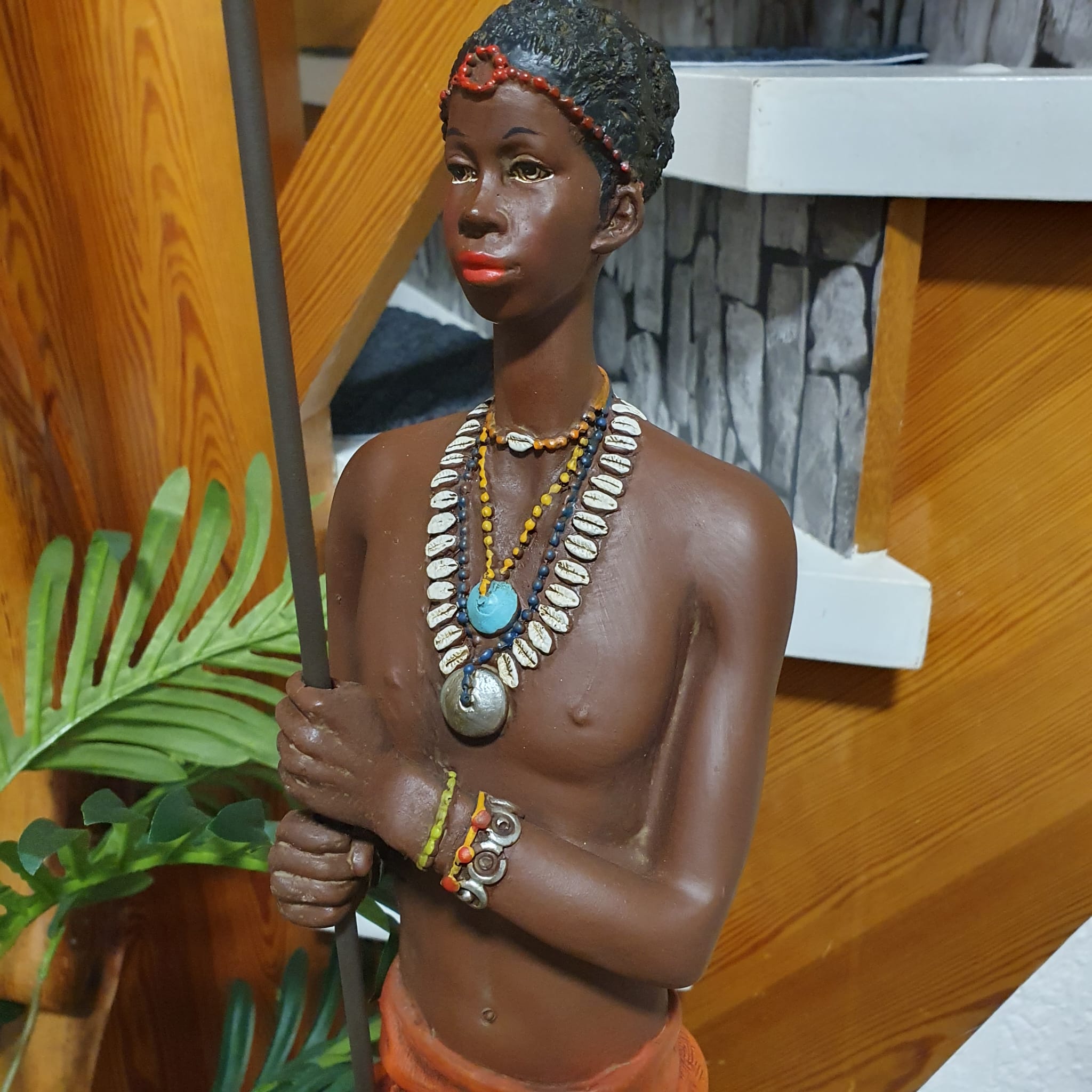 Afrikadeko Mann mit Speer als Dekofigur Nahaufnahme