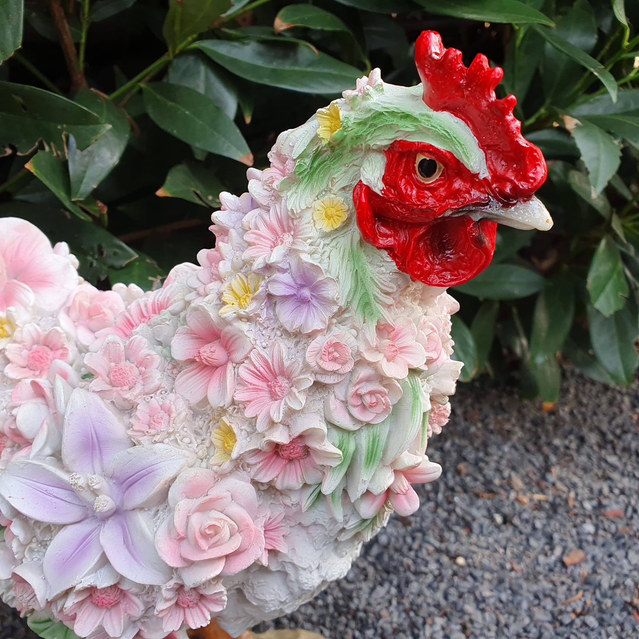 Stehende Hühner Gartenfigur mit Blumenfedern nah Ansicht Kopf 