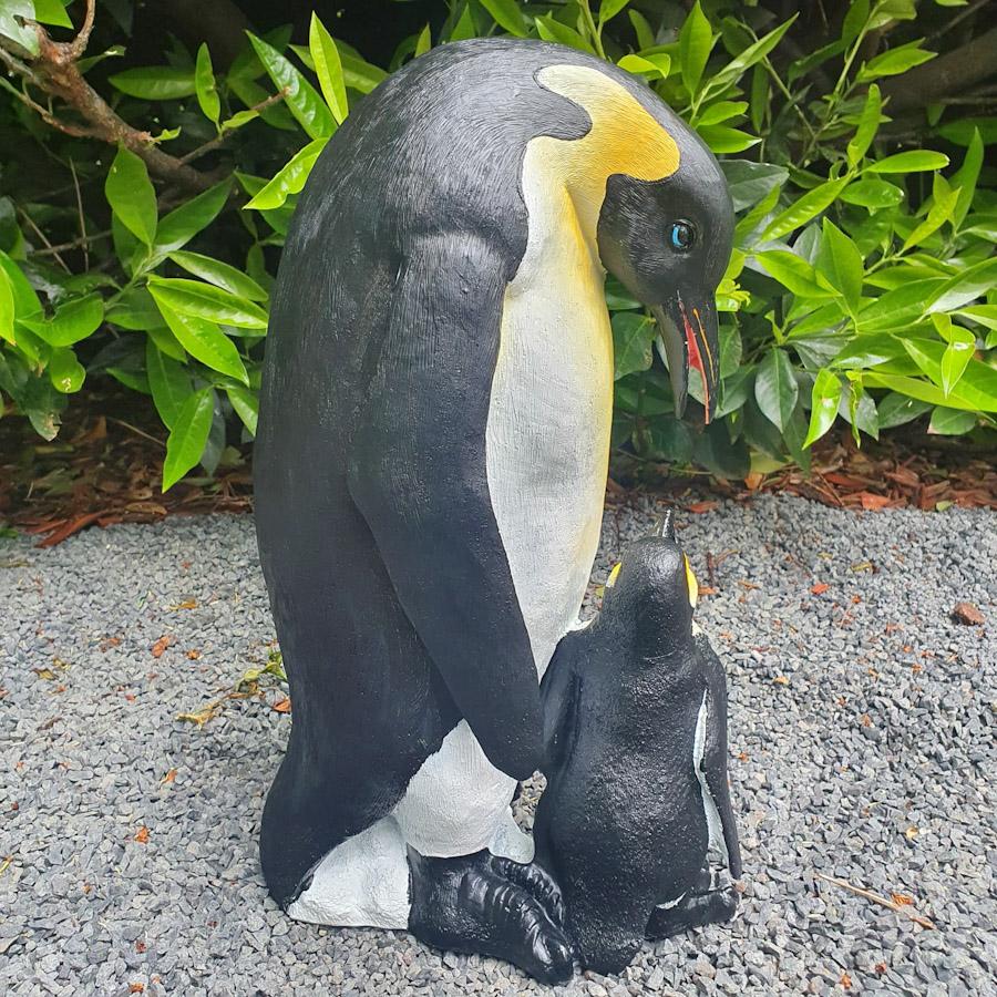 Pinguin mit Baby als Gartenfigur von hinten