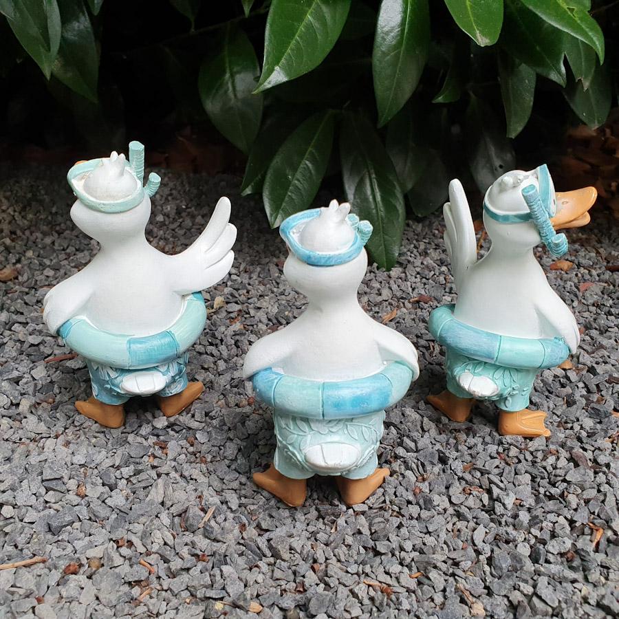 3 Enten mit Schwimmring und Taucherbrille als Gartenfigur von hinten