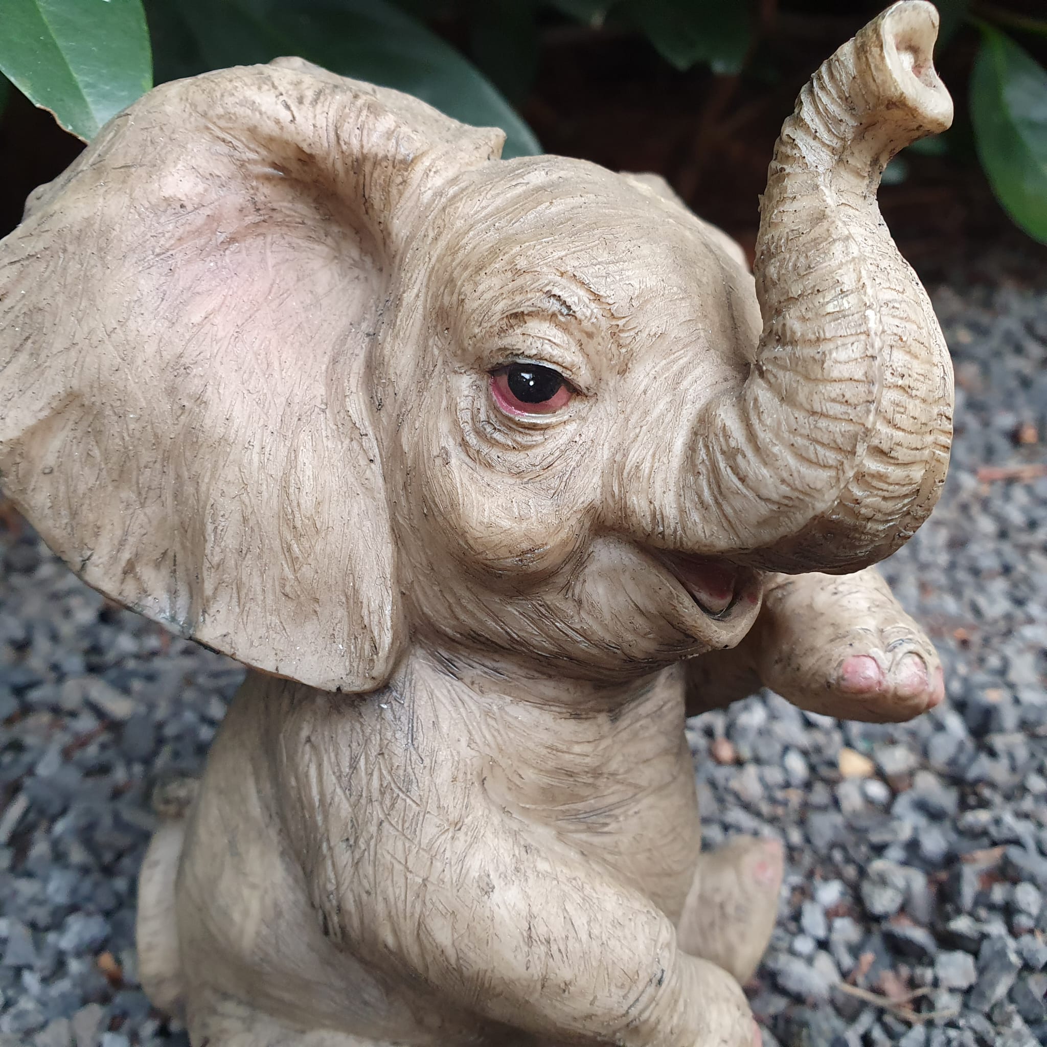 Sitzender Baby Elefant als Gartenfigur Nahaufnahme vom Kopf
