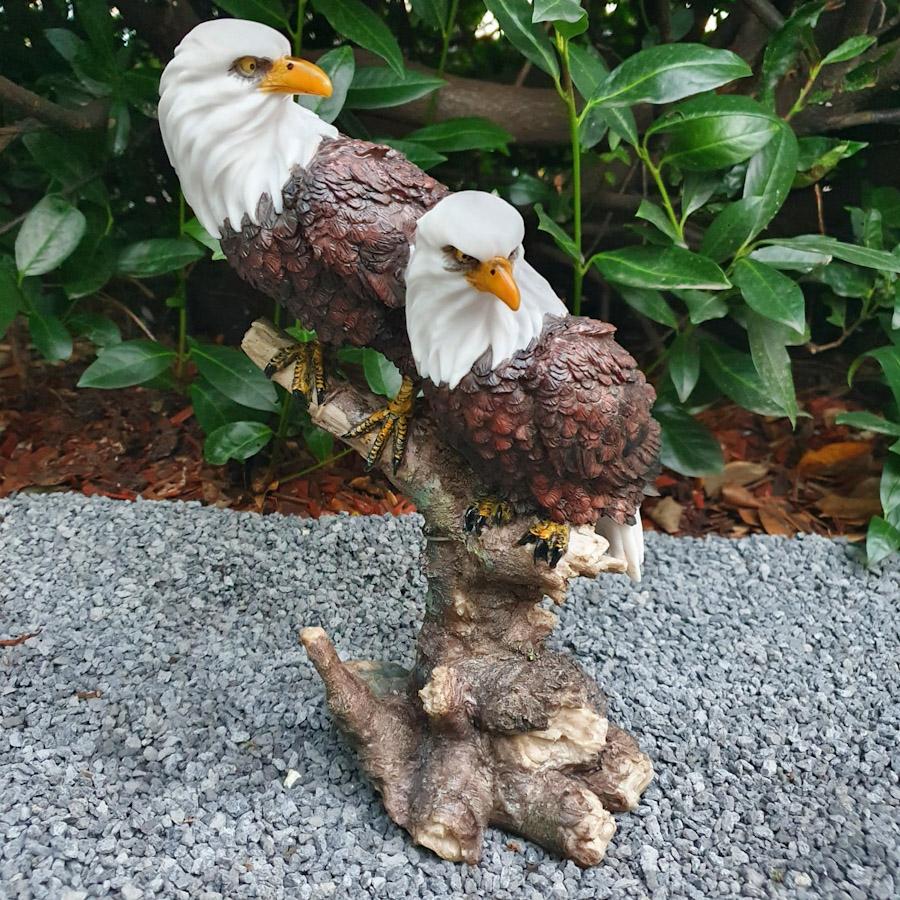 Zwei Adler auf Ast mit Weißem Kopf als Gartenfigur