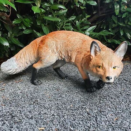 Gartenfigur Fuchs Figur auf der lauer 31 cm