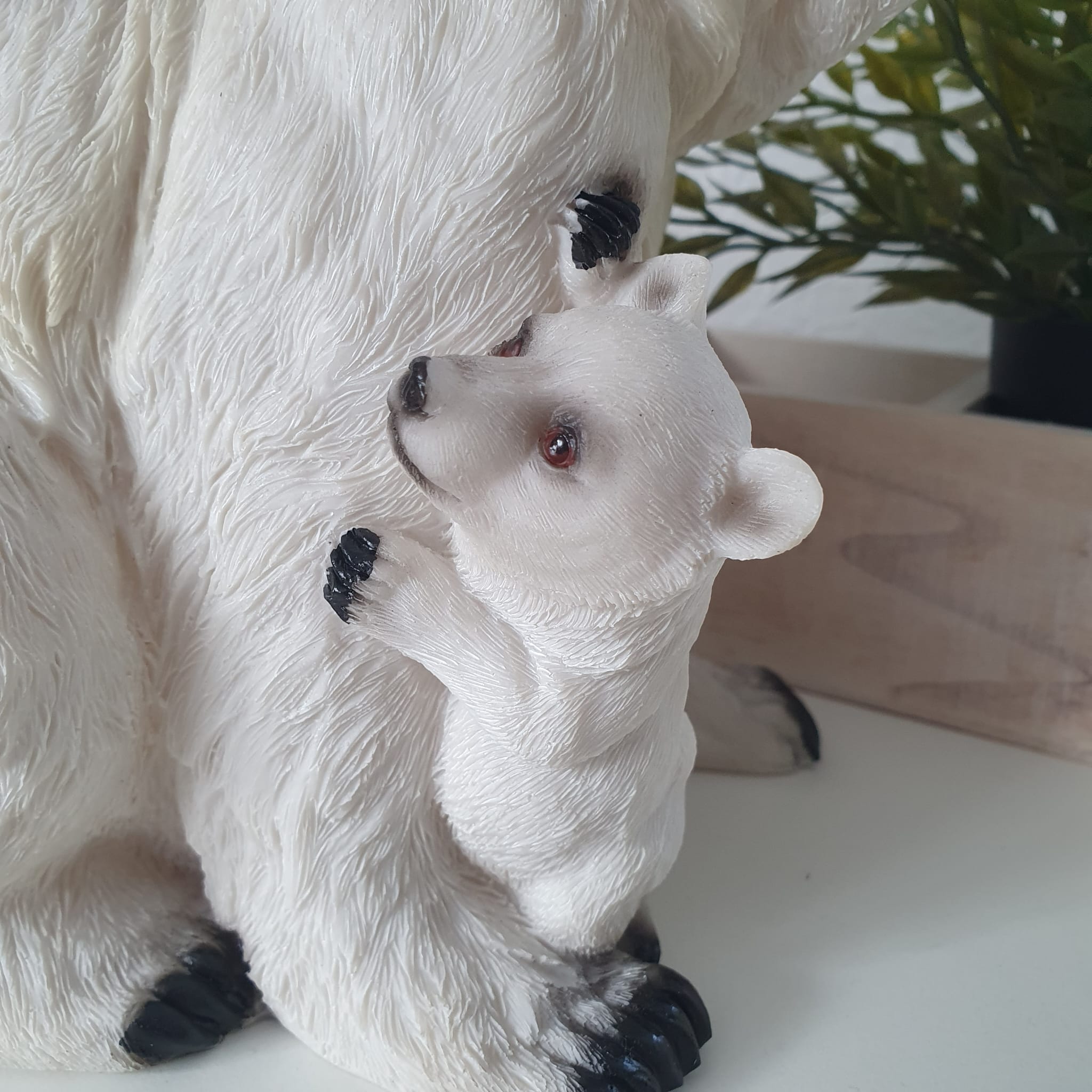 Eisbär Figur mit zwei Kindern 21 cm 