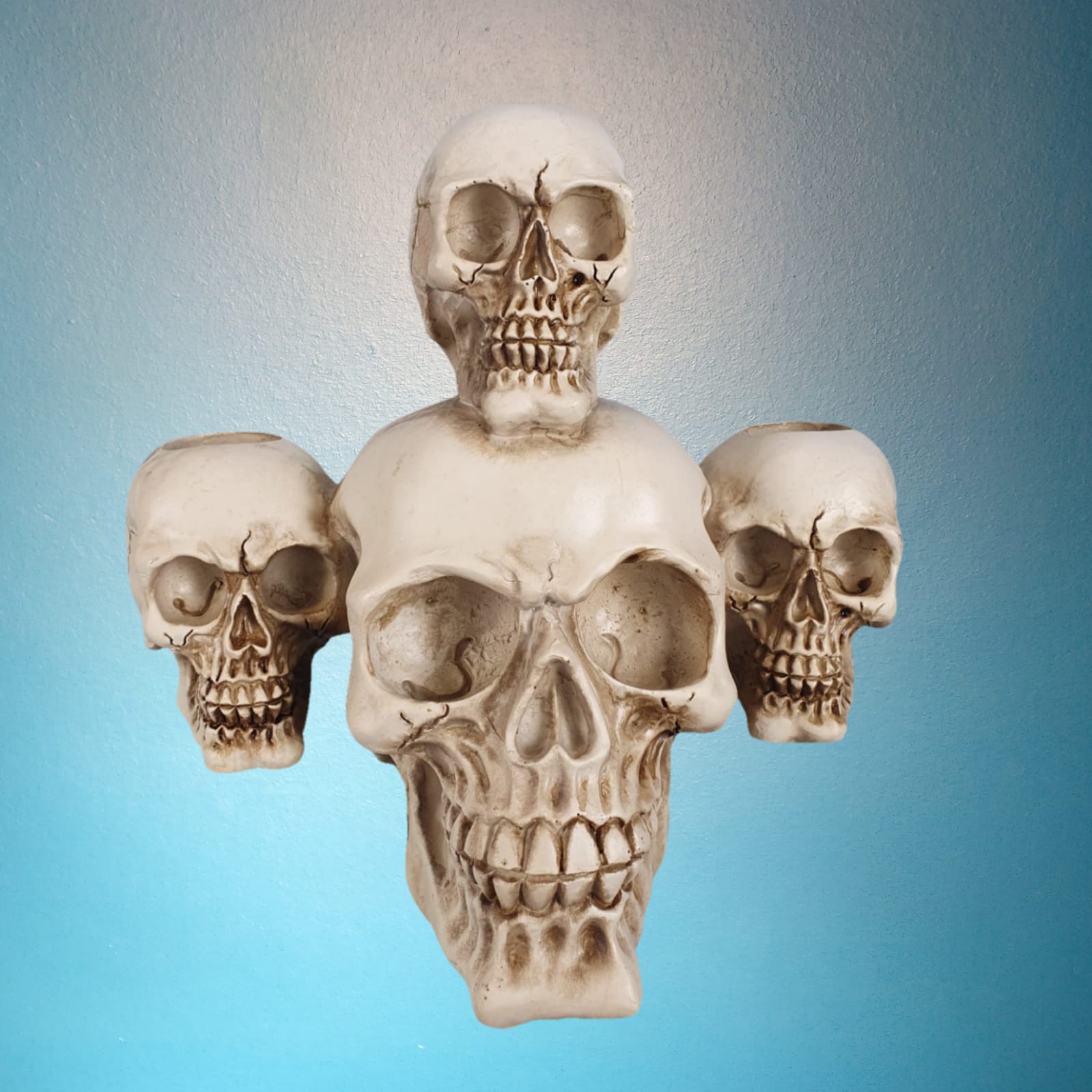 Totenkopf Figur als Kerzenhalter für 3 Kerzen 19 cm