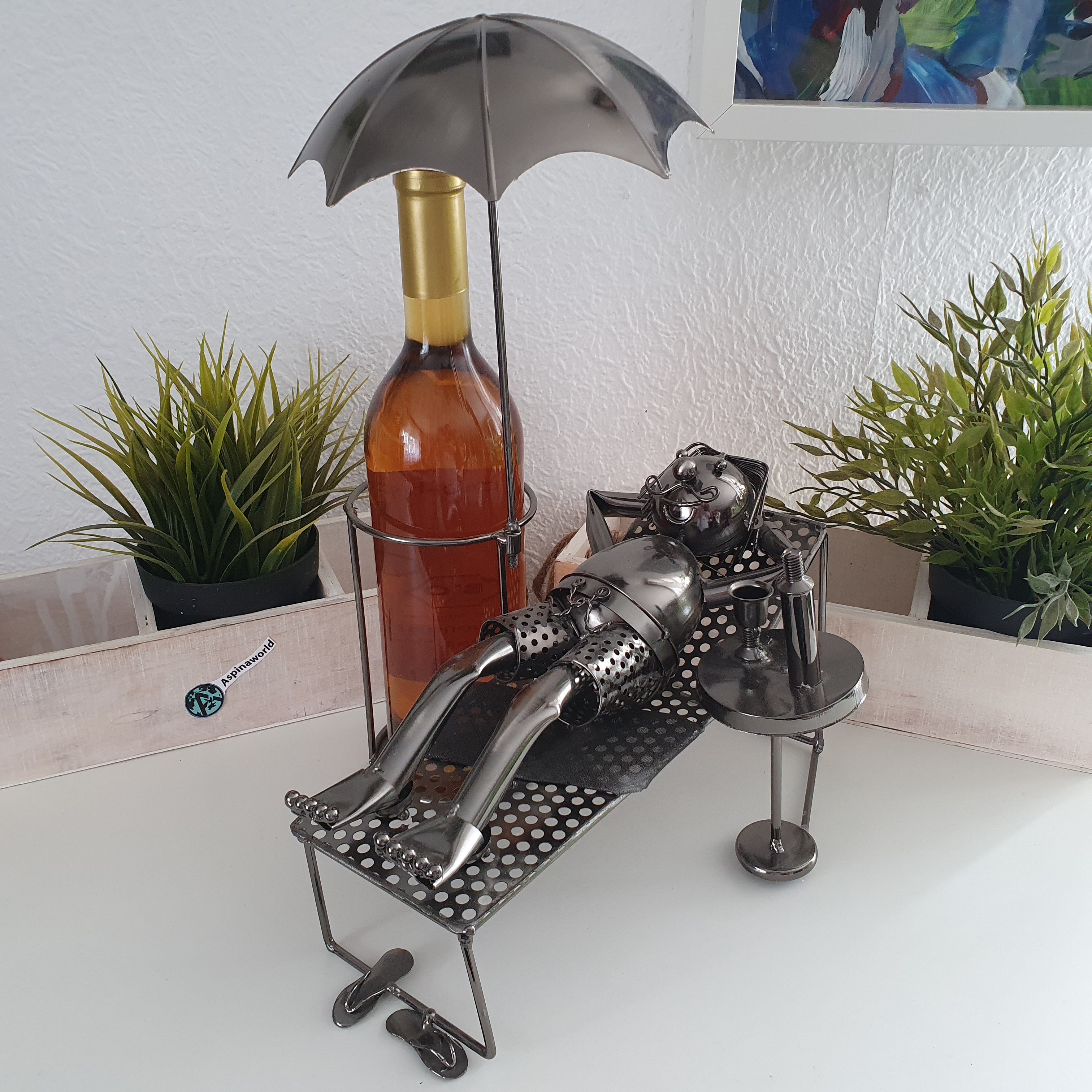 Deko Weinflaschenhalter Figur  Mann im Urlaub mit Schirm 37 cm