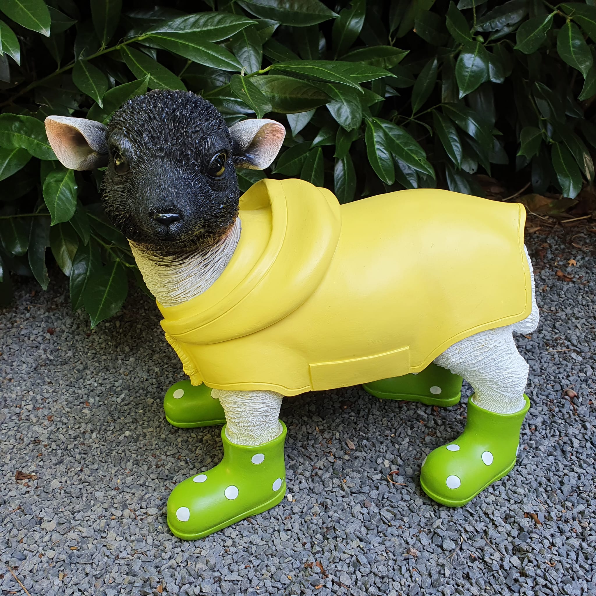Gartenfigur Schaf Figur mit Mantel und Gummistiefel grün 30 cm 