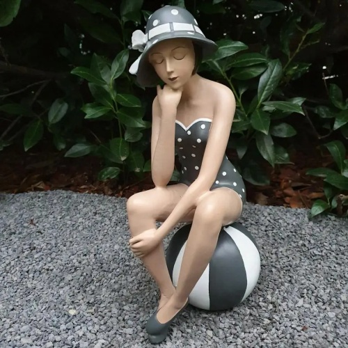 Gartenfigur Badenixe Figur auf einem Ball 36 cm